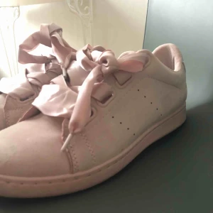  - Ljusrosa Sneakers i mockaimitation med breda sidensnören. Använda 5 gånger. Storlek 40 men är små i storlek, är som 39or. Ordpris 500kr! Frakt tillkommer 50kr🙏🏼