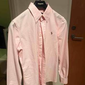 Vit och rosa randig skjorta från Ralph lauren som jag säljer eftersom den inte kommer till användning, använd ca 2-3 ggr så den är som nyskick!