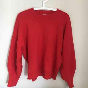 Sweatshirt från H&M i så fin röd färg! Perfekt i höst! frakt 80kr pga. Tung. Tar endast emot swish 💸 Kan mötas i centrala Stockholm📍