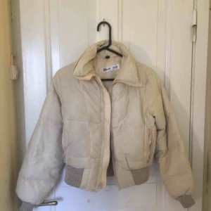  - Fin vintage dunjacka. Märkt ”Ladies S”, skulle kalla det en XS. Kort modell. Frakt ingår i priset.