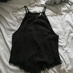  - lite högre linne med svarta detaljer längst ner. passar som en M i storleken. köparen står för frakten.