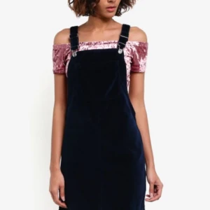  - dungaree dress topshop blue velvet Knappt använd i perfekt skick. 