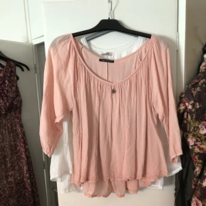  - En puder rosa blus, knappt använd. Sval att ha på sig