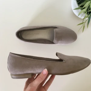  - Beiga ballerinaskor i mocha aktikt material och mjuk sula :) Köpta för mindre än ett år sen på skohuset för 399kr  ~ frakt:50kr