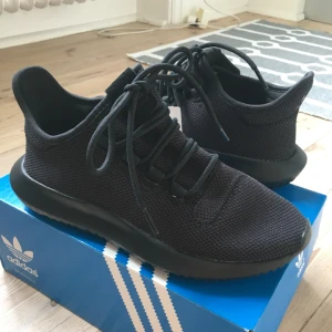  - Säljer ett par helt nya Adidas Tubular Show pga fel storlek. Inköpta på Nathalie Schuterman.  Aldrig använda med lappen kvar. Väldigt mjuka och sköna!  Ordinarie pris 1499kr  Finns vid Fridhemsplan i Stockholm. Annars står köpare för frakt. 