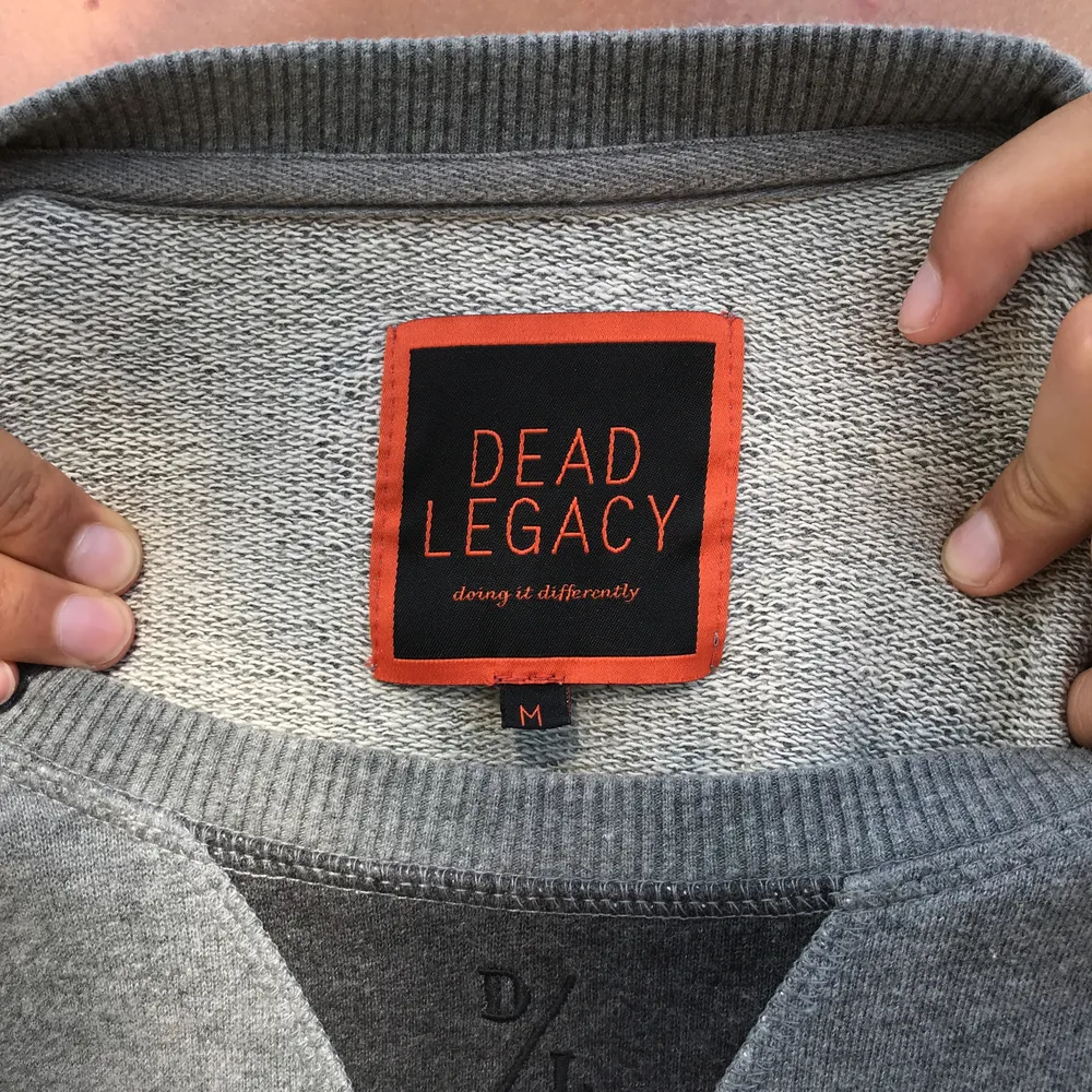 Grå sweatshirt från Dead Legacy, använd 1 gång.. Tröjor & Koftor.