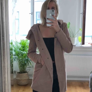  - Jätteskön höstjacka i ljusrosa, stor luva, dragkedja och knäppning, använd väldigt sparsamt under en säsong. Frakt tillkommer. 