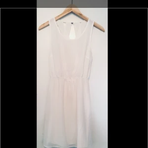  - Vit klänning med en snygg och unik rygg den är endast använd i några få timmar på en skolavslutning 