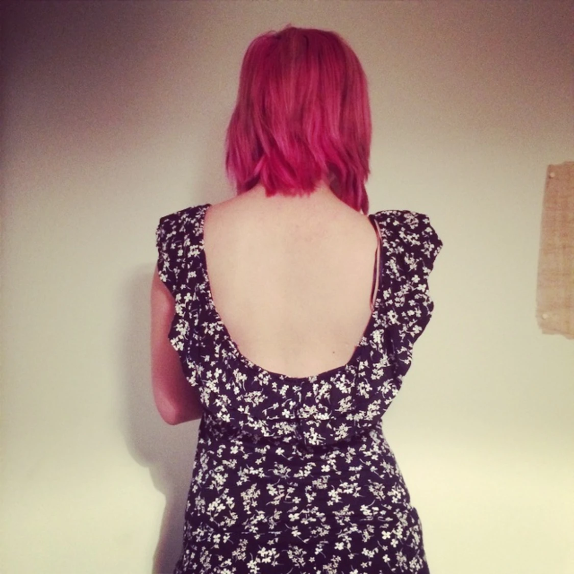 Blommig topp med fin uringning i ryggen!  - 1393366922