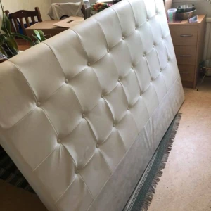  - Säng gavel i skinn  Säng gaveln är 109 cm bred och 177cm i höjd från golvet. Man kan dock skruva fast ben så den blir högre.