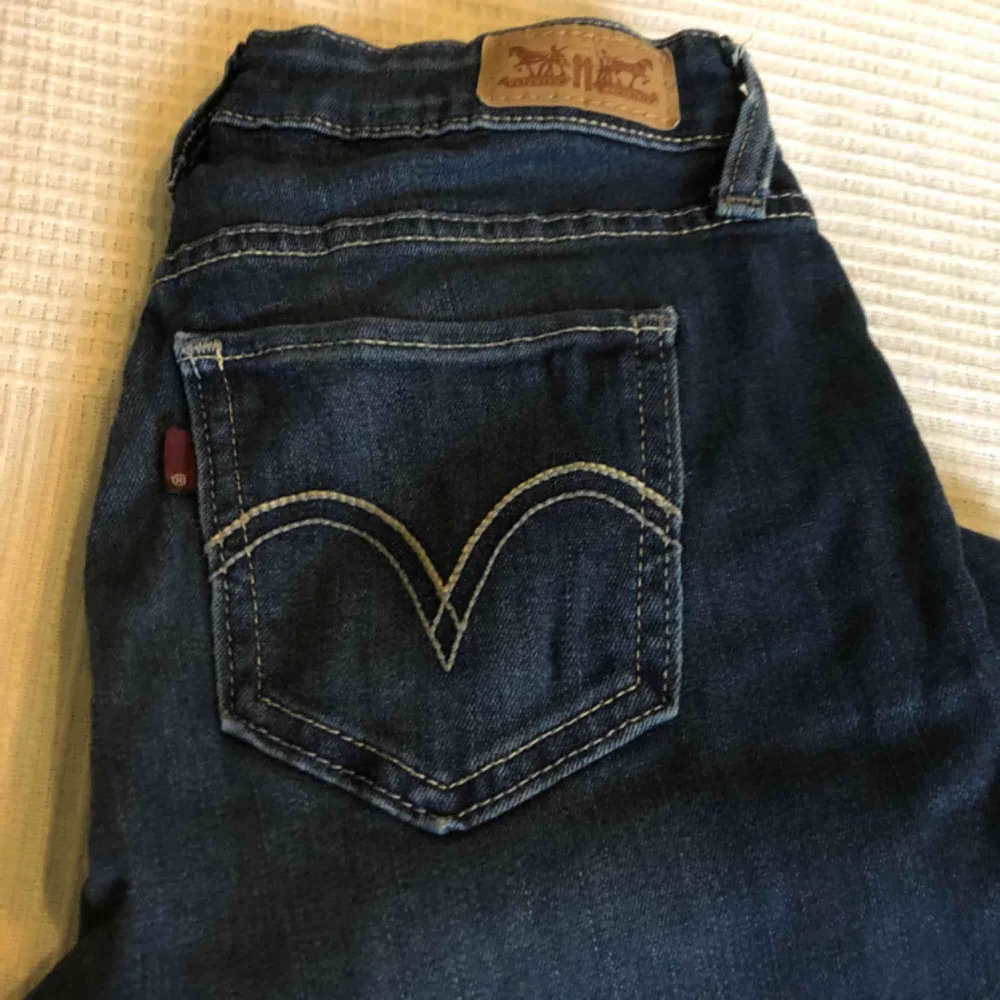 Levis jeans i perfekt höstfärg! . Jeans & Byxor.