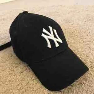  - En svart keps från NY. Jättesnygg med justerbara band där bak. Liten sminkfläck vid pannbandet. Har haft i nått år men inte jätteanvänd. Frakten står köparen för. Skicka meddelande vid frågor eller mer bilder💗