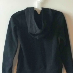  - Tjock tröja ganska varm rett fin också 