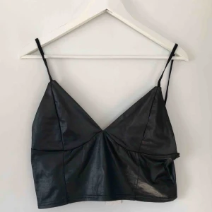  - Skinnimiterad bralette från Boohoo. Aldrig använd, prislapp kvar.