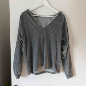  - Mysig tröja med huva i velour