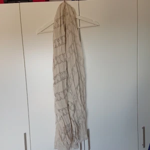  - Aldrig använd (lapp finns kvar) sjal ifrån by fe. Finns att hämta i gbg eller skickas emot frakt. 