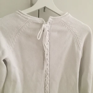  - Stickad tröja från märket 365 med superfin knytning i ryggen. Knappt använd 