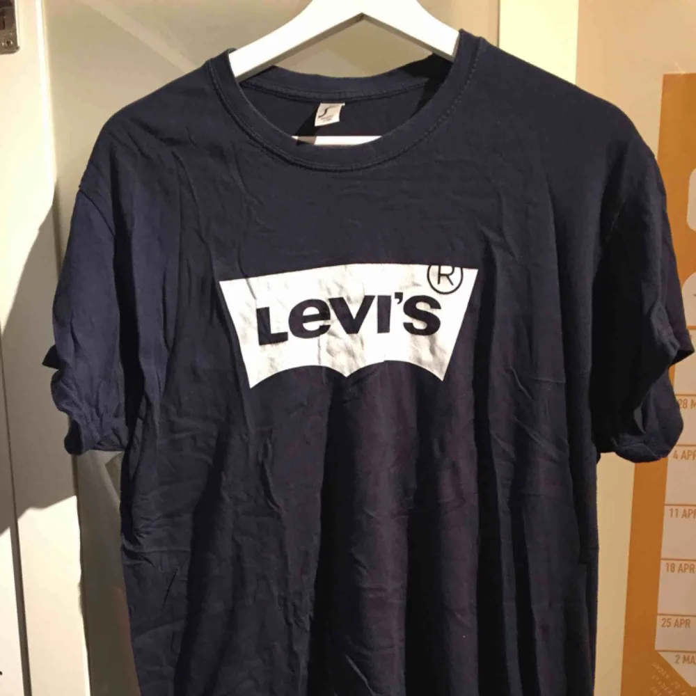 Mörkblå Levis T-shirt med vit logga. Endast använd enstaka gånger 👀. T-shirts.