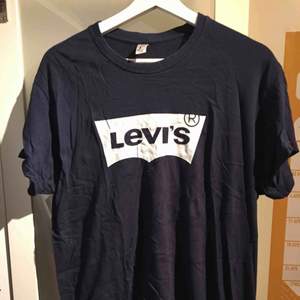 Mörkblå Levis T-shirt med vit logga. Endast använd enstaka gånger 👀
