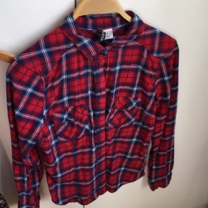  - Jättefin skjorta från HM i storlek 40. Är liten i storleken så passar nog mer 36/38!