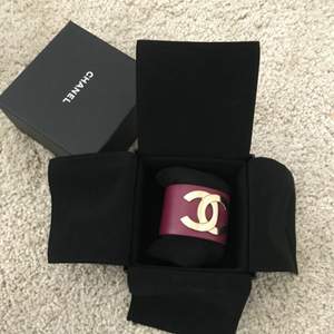 Armband från Chanel. Köpt på butiken i Stockholm 2018. Nypris 6580kr. Kvitto, förpackning mm finns kvar. Gott skick