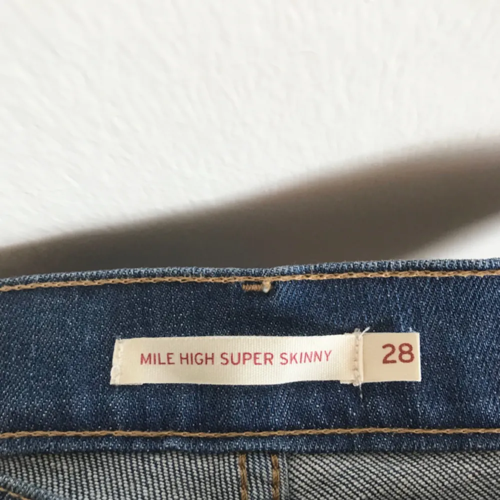 Levis jeans (skinny) i storlek 28. Skulle säg att dem motsvarar storlek S. Frakt tillkommer.. Jeans & Byxor.