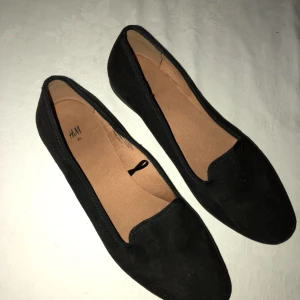  - Helt oanvända loafers från H&M. Lite små i storleken, jag har 39 men de passar mig. Funkar lika bra som inomhustofflor som utomhusskor. ✨