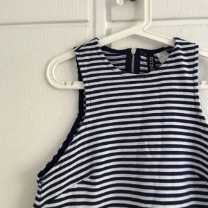  - Söt stilren sommarklänning, perfekt längd!  Storlek:36 