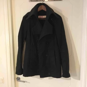  - Dubbelknäppt jacka från det Italienska märket Nolita 😍, stor krage och dragkedja vid armsluten. Köpt för 3800kr. Tyvärr är den för stor för mig och behöver ett nytt hem:) Möts gärna upp i Göteborg, frakt ingår ej 