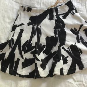  - Vippig kjol från Bikbok i storlek XS. Aldrig använd! 