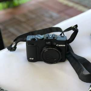 Canon Powershot G16 Inköpt 2016. Riktigt bra skick!  Tillverkas inte längre. Vill du ha en enkel kamera som tar skarpa bilder och filmar i HD-kvalitet så är den perfekt. Säljes pga att jag vill byta till systemkamera.