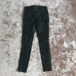  - Fake läder byxor 