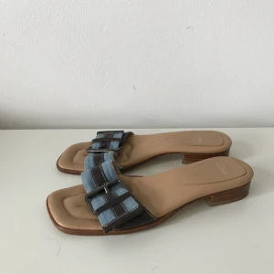  - Sandaler i storlek 38 med spänne fram, köpta second hand men i princip oanvända