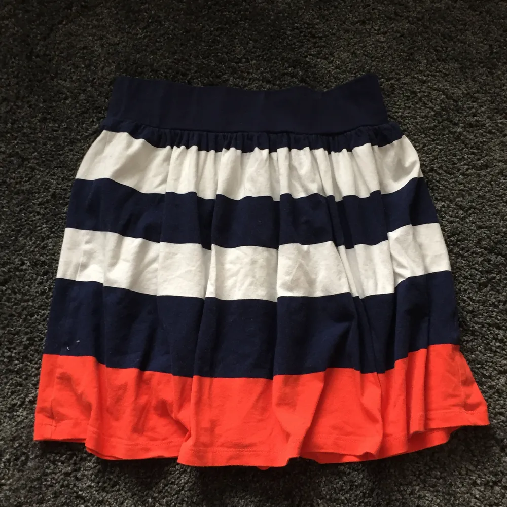 Randig kjol från Gina Tricot. Säljer för att jag aldrig använt den. Den är i storlek M men passar bra för S oxå 🌻 köparen betalar frakten. Kjolar.