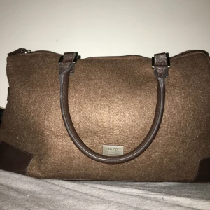  - Brun väska från hugo boss