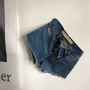  - Superfina jeans shorts från diesel i vintage modell. Strl 24 