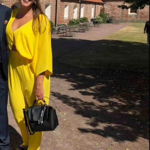  - Supersnygg gul byxdress från Asos. Använd 1 gång men då den är lite för stor säljer jag den nu vidare. Kan mötas upp i Stockholm alternativt skickas med post (köparen står för frakt) ✨