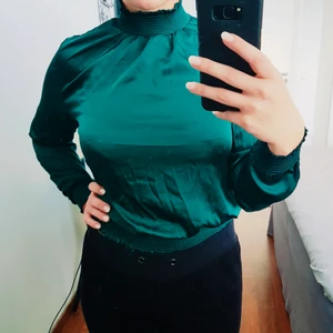  - Grön blus från Gina Tricot. ☘️ 