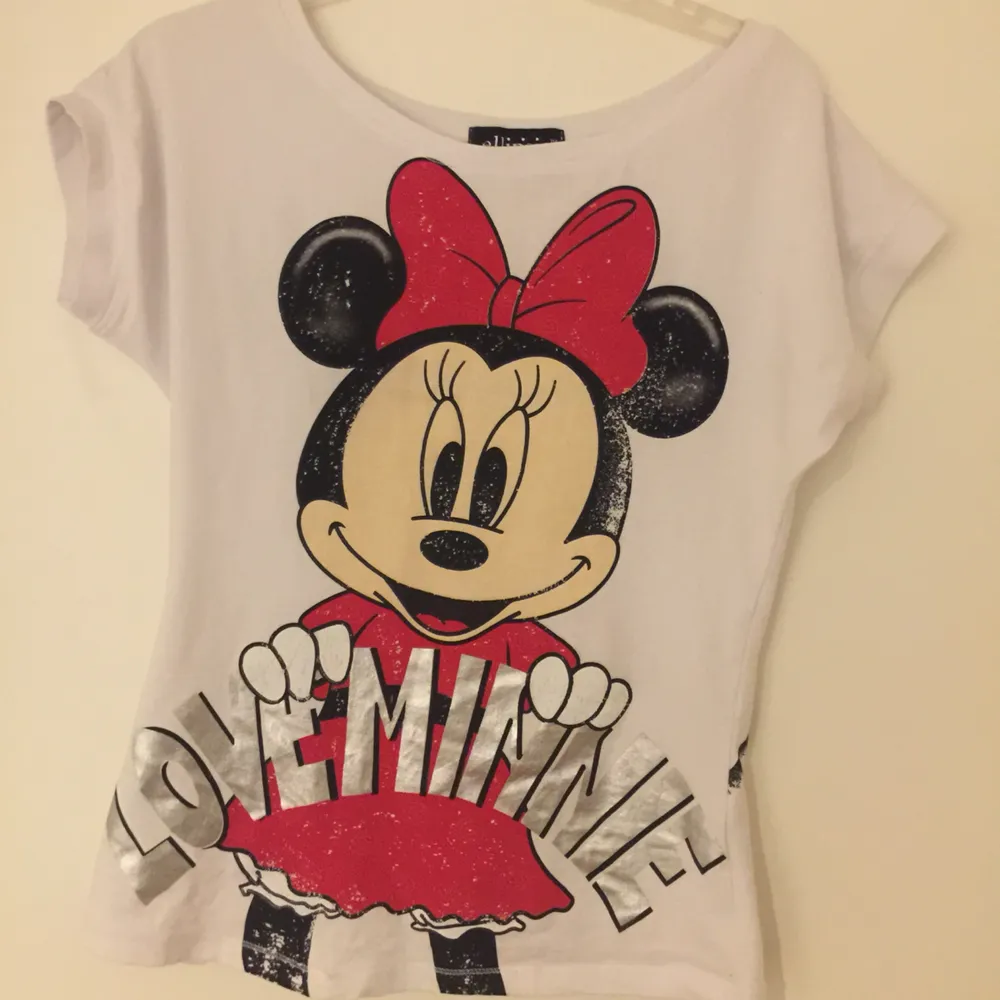 En tröja med Minnie pig tryck från Ellipsis strl S/M. T-shirts.