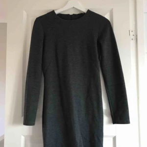  - Snygg klänning, använd ca 2 gr! Den är i storlek M men passar en S bra! Köpare betalar frakt 