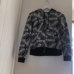  - En jätteskön kofta, som i princip aldrig använt. 