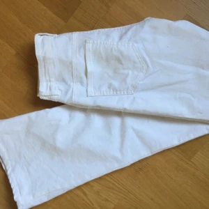  - Vita Bootcut jeans, sjukt snygga men inte min stil längre! 