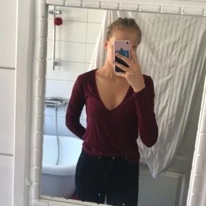  - V-ringad långärmad tröja från Nelly! Använd ett fåtal gånger och i riktigt bra skick.