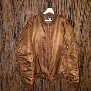  - Southpole jacka  bomber vintage strl xl  /kan posta jackan spårbart med postnord för 75 kr 