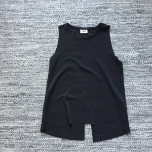  - Öppen i ryggen !😍 ifrån weekday.                 Frakten är inräknad i priset💸