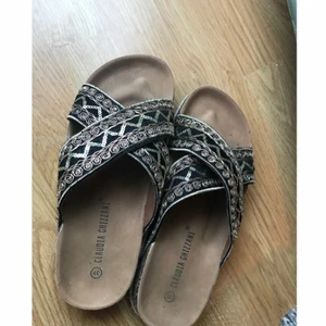  - Använda en gång. Sköna tofflor som är formade efter fotsulan.