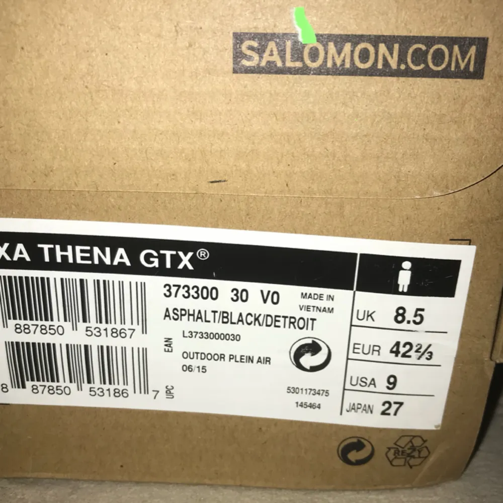 Säljer ett par Salmon skor som är köpta från rea delen för 1200kr i en affär som heter XXL i göteborg. De passar tyvärr inte eftersom de är lite för stora. De är sparsamt använda och är som nya.. Skor.