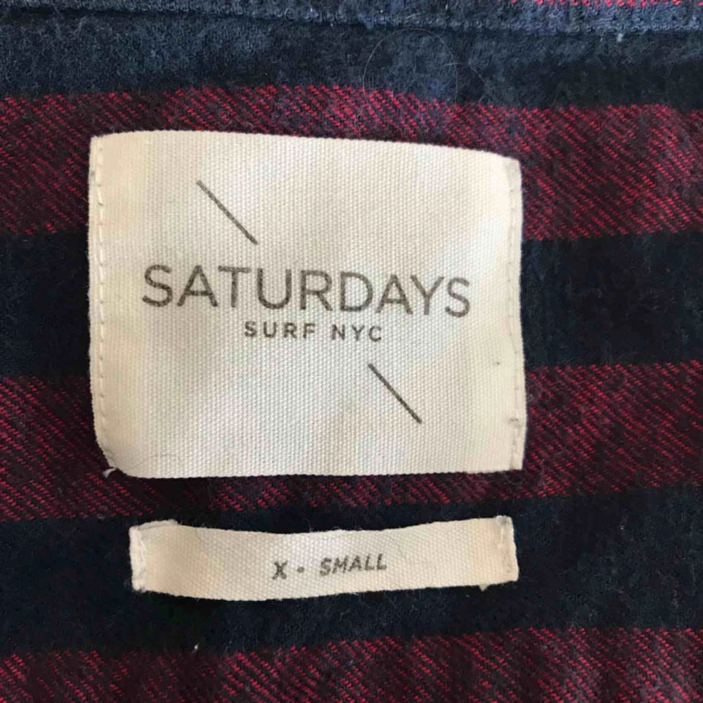 En skjorta i lila och blått. Köpt i New York. Sparsamt använd då den är för liten för mig, men väldigt skön✨Frakt ingår ej. Skjortor.