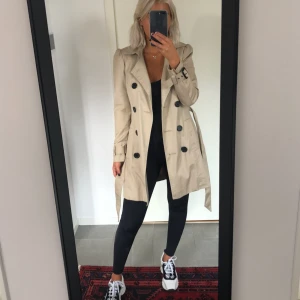  - Perfekta beiga trenchcoaten från Bikbok. Aldrig använd. Frakt 58 kr 