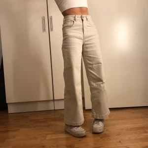 beiga coola jeans - nästan helt oanvända jeans från carlings i märket stay, storlek xs. pris kan diskuteras köparen står för frakt✨